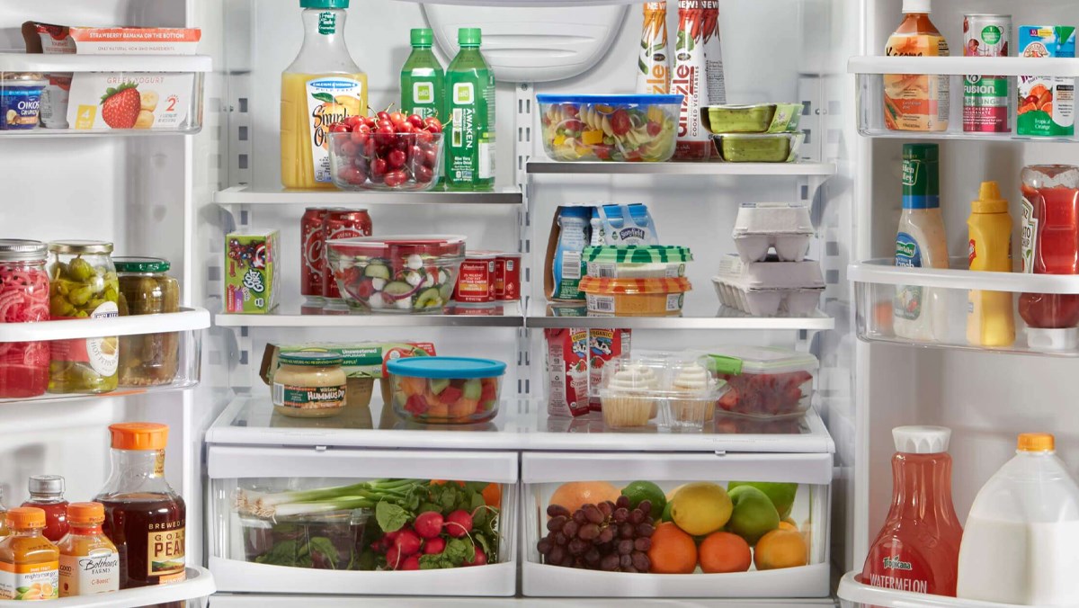 Đậy nắp thức ăn thừa nhằm giúp tiết kiệm điện tủ lạnh và giữ vệ sinh thực phẩm