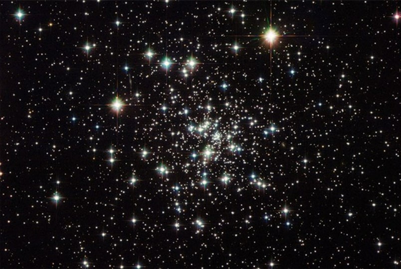 Quần thể lỗ đen quá khổ trong Cụm sao Palomar 5