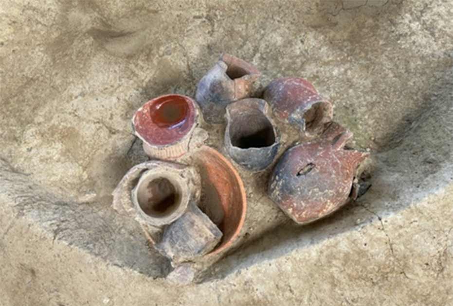 Phát hiện hàng chục bình gốm cổ xưa