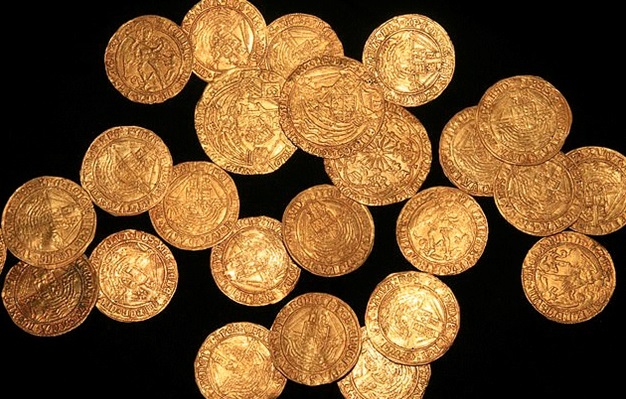 Một nhà phát hiện kim loại ở Anh đã khai quật được 2 đồng tiền vàng cực kỳ quý hiếm