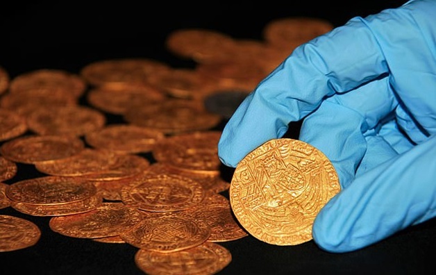 Phát hiện hai đồng tiền vàng quý hiếm trị giá 16.700 USD tại Anh