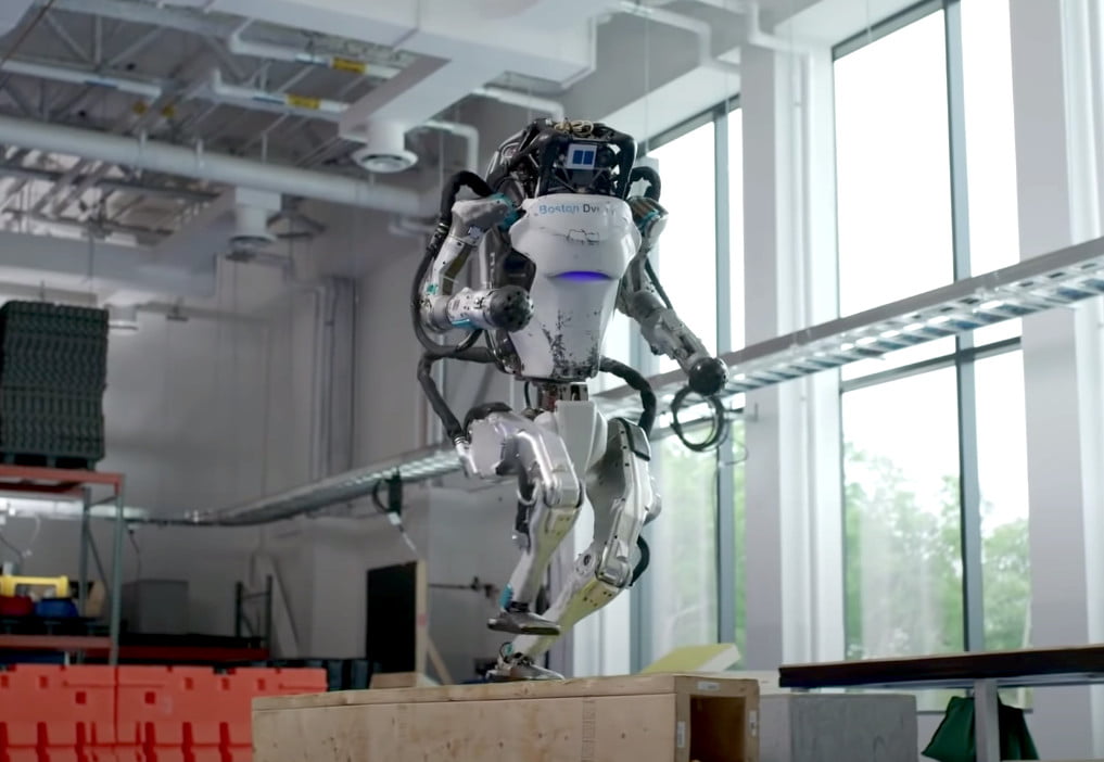 Robot Atlas biểu diễn parkour điêu luyện