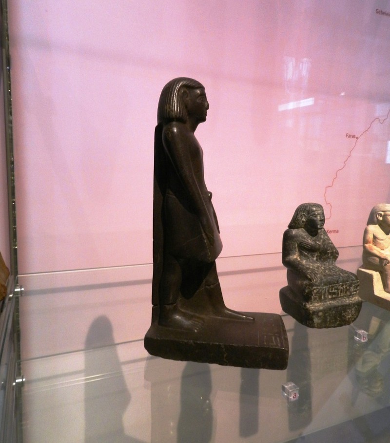 Tượng Ai Cập cổ tự dịch chuyển trong bảo tàng Manchester