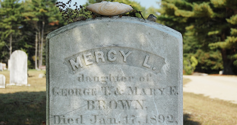 Ngôi mộ của Mercy Brown - Ma cà rồng trên đất Mỹ